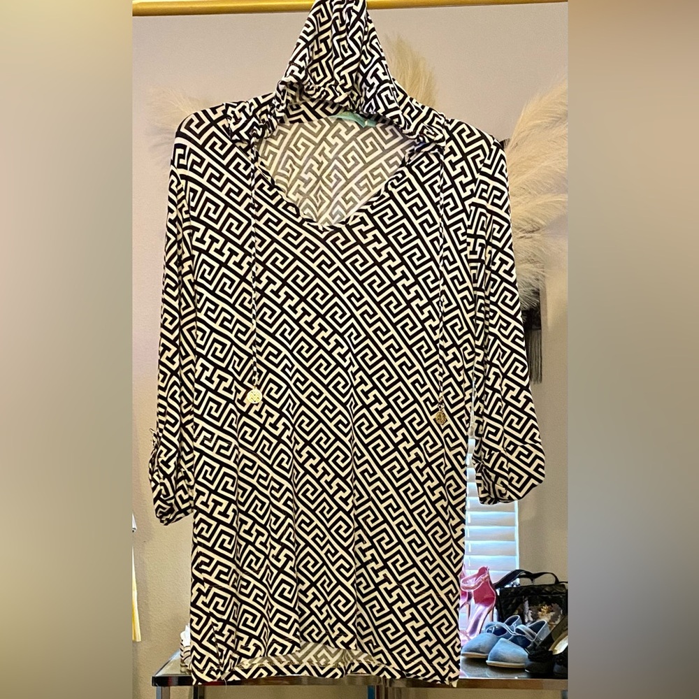 Beach Candie Black & White Geometric Hooded Tunic Top - Size Large - EUC!